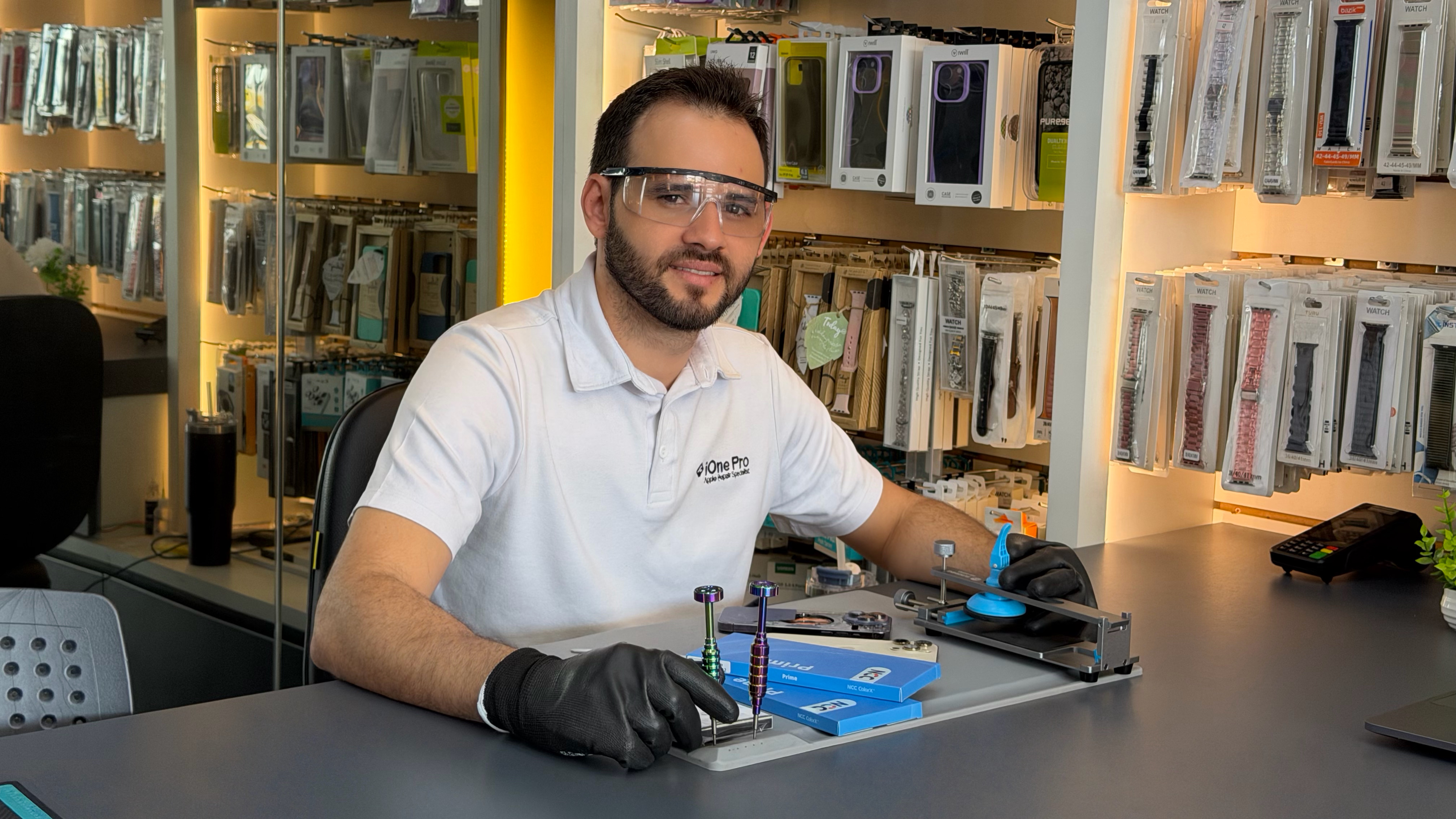 Técnico especializado em reparo de iPhone